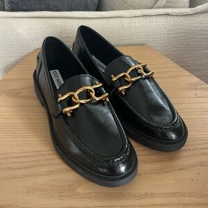 NWOT STEVE MADDEN patent leather loafer with chain detail